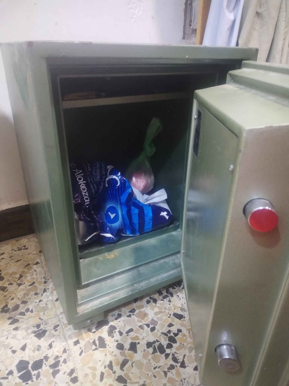 سلام عليكم قاصه حجم كبير مستعمله
سعرها 130 بي مجال قليل  قفلين مو من هاي العاديه اصليه هاي كدام عيون العنوان البصره مناوي ولجم # *********** البصرة, العراق
