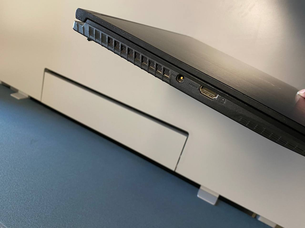 السلام عليكم

لابتوب MSI بمواصفات التاليه :

المعالج : i7-9750H

GPU: GeForce GTC1660Ti/6GB

التخزين : 512SSD

Ram: 16 GB DDR4 (32GBتم تطويره الى )

الشاشه : IPS 120hz 15.6 inch

باقي مواصافات موجوده بالصور

اللابتوب بي عيب بسيط، من تصير الشاشه سوده يظهر لون باهت مثل مربع بسيط  فقط عند عرض اللون الاسود. باقي الالوان والتجارب في اللعب لن يظهر ولا ياثر على الاداء 

العيب موضح في الصور

السعر 550 الف

تواصل واتساب ***********
