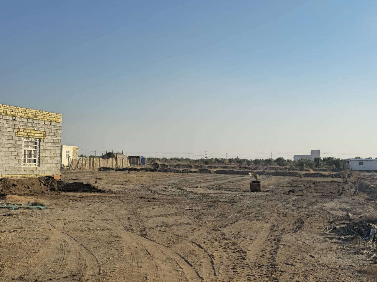 سلام عليكم 2دونم ونص معا بيت بلوك بنأ جديد علا طريق ديوانيه دغاره كاملت لخدمأت مأ وكهربأ نزلتها ٢٠٠متر فقط شارعه عريض ١٥ متر
سعر مناسب تنباع كامله او نص***********
