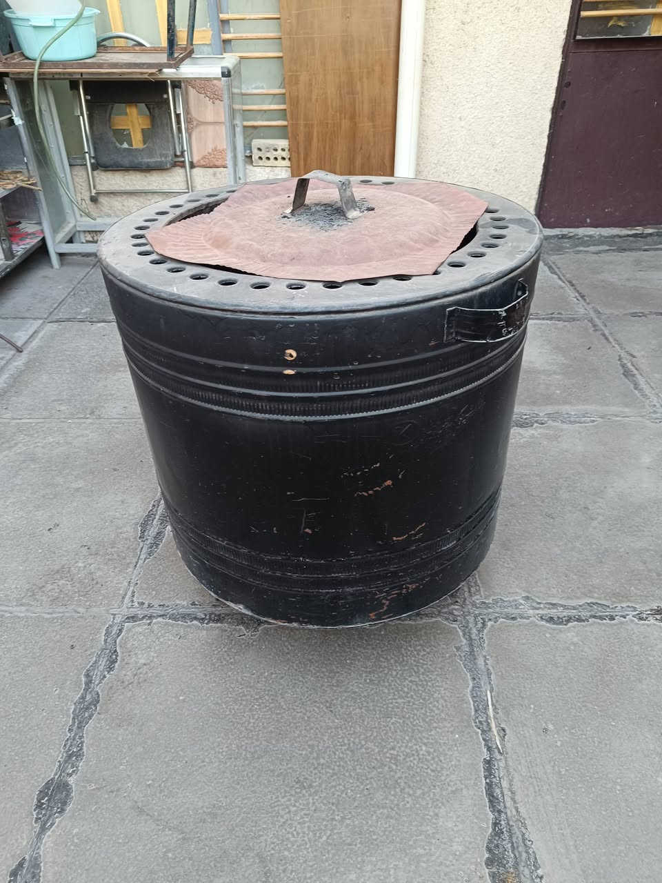 سلام عليكم غراض لبيع مثل ما موضح بالصورة
طباخ شوف العين مثل ما موضح بالصورة شغال وابيع عله شغل 

ميز بلازمه ما مستخدم جديد 
الاسعار التنور 30 قفل 
الميز 50 قفل 
المكان بغداد الغزاليه شراي تفضل خاص وسهله 
***********.
