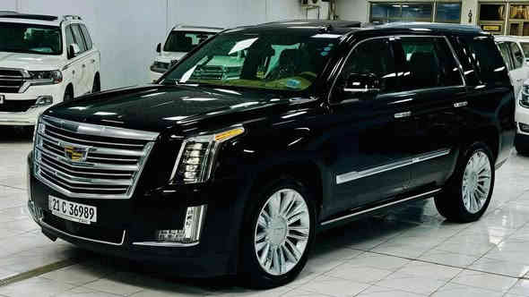 للبيع كاديلاك اسكاليد.بلاتينيوم. 
السياره مواصفات بلاتينيوم.فول الفول اعلى فئة بالكاديلاك داخل بيجي. ✈️✅

 السياره لون اسود♠️

موديل 2020

السياره خليجيه مكفولة كفالة عامة وكاله المنصور السيارة جديده بحاله الوكاله  

المواصفات📱👇🏻

🔵1-عداد المسافات⬅️37ألف  

🔴2-كشنات مساج 

🔵3-داخل بيجي.

🔴4-داخل ملكيVIP

🔵5-السياره4شاشات 

🔴6-كشنات تدفأة تبريد 

🔵7-فور ويل 

5️⃣بصمات 🔴

🔵9-الكشنات الخلفيه تدفأة 

🔴10-شاشه كبيره 

🔵11-قاصه 

🔴12-تحكم جهتين 

🔵13-داتاشو. 

🔴14-بصمة

🔵15-كشنات جلد

🔴16-جنطه جلاق 

🔵17-لد بالابواب 

🔴18-دوسات اوتو 

🔵19-ويل2️⃣0️⃣

🔴20-رادار امامي خلفي 

🔵21-وقوف تلقائي عند التقرب من جسم. 

🔴22-سقف شاموا اسود. 

5️⃣ كاميرات🔵

وباقي المواصفات المعروفة للبلاتينيوم. 
للاتصال / ***********
مكان السيارة بغداد _اليرموك بغداد
