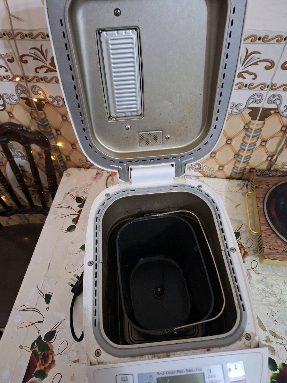 عجانه وخبازة وصانعه كيك وتوست الألمانيا استعمال 3 مرات جديدة جداً بسعر مناسب