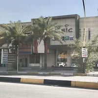 📢 فرصة ذهبية للبيع تجاري في قلب الوزيرية!  🏢 بناية ركن للبيع في موقع ا...