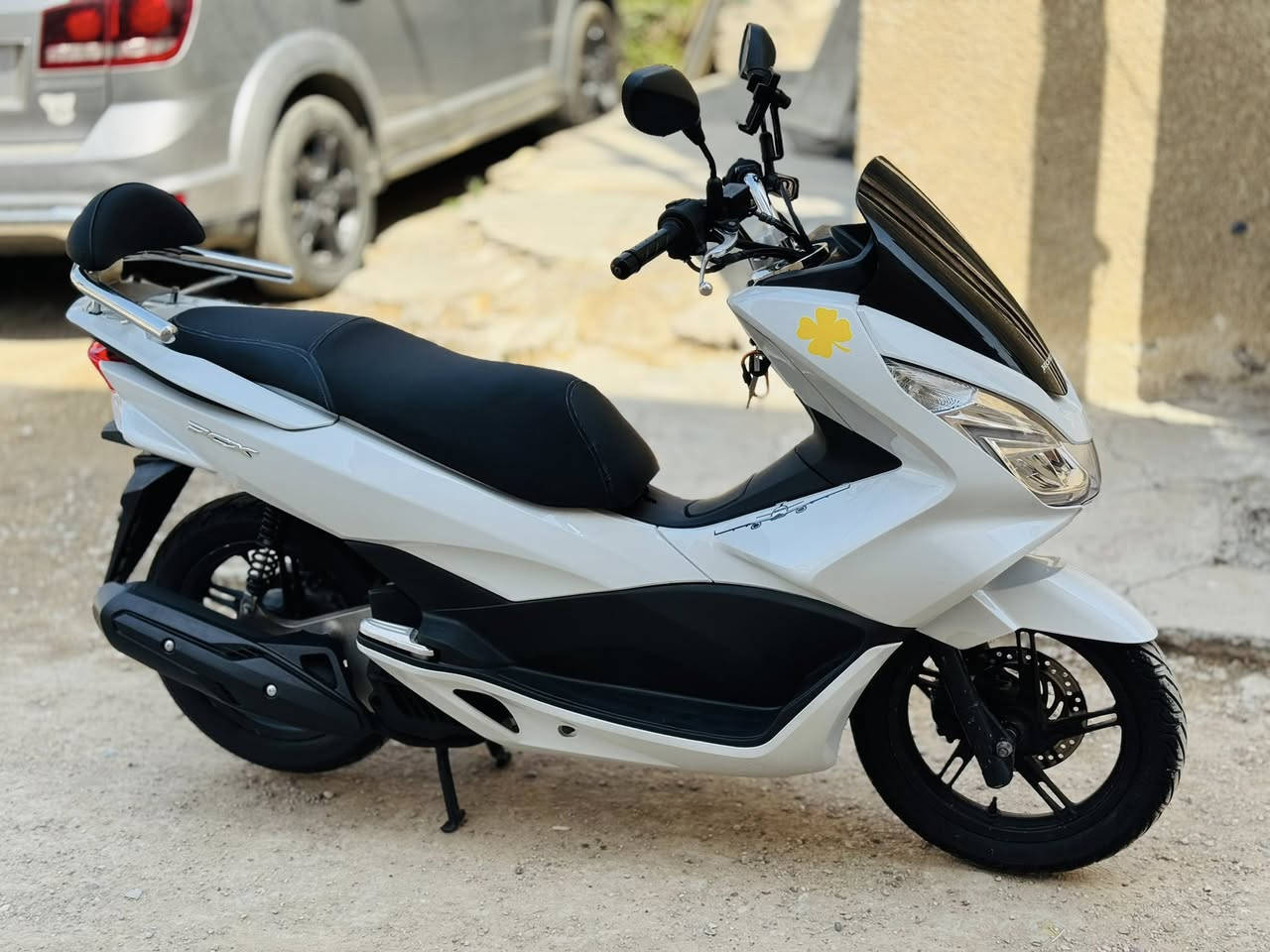 السلام عليكم. 
pcx جيل ثاني ياباني jf 
دراجه مكفوله عام. 
ماشيه 36. 
حساس ازدحام 
ستان كهربائي 
دراجه مكفوله من كلشي. 
***********. واتساب متواجد.
