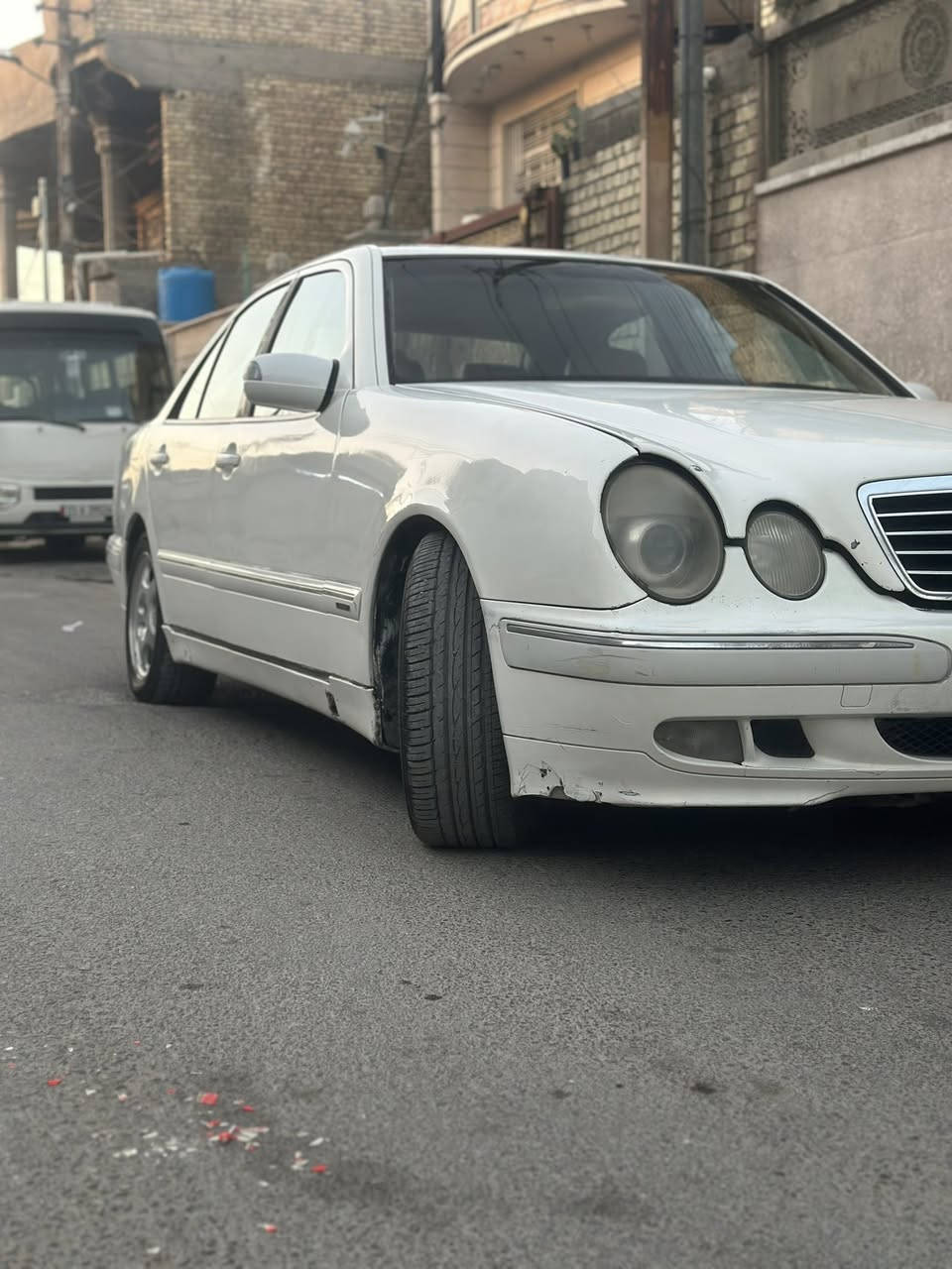 حجم E320  رقم انگليزي باسمي افنتگارد فول مواصفات سلايد بردة خلفية كشنات كهرباء مري قلاب كهرباء 
محرك 6سلندر V.  محرك گير حدادية جيد طخم تاير  فيت بم اصلي جديد نوزلات ومسطرة وبلكات اصلية التبريد عندي عطلت الكمبريسر التدفئة شغالة بيها خياسات يم السلايد ويم الجامة الخلفية وبيها طخة بالباب اليسرى الخلفي ممصلحة السعر 83 وبيها مجال بسيط مكانها بغداد الاورفلي 
***********
