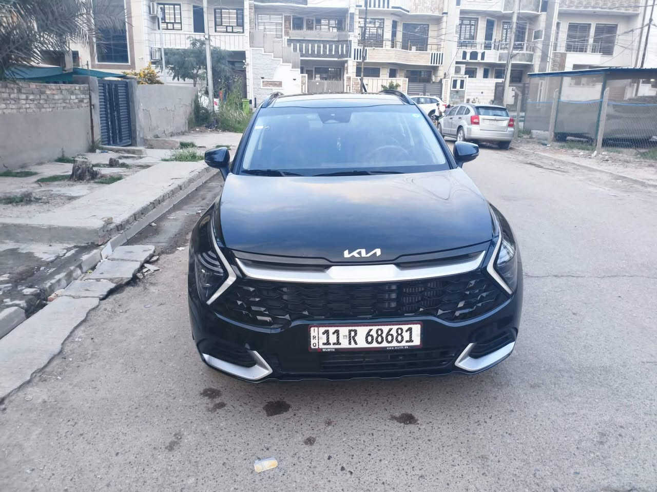السلام عليكم 
كيا سيورتج هايبرد للبيع دخول جديد  مواصفات Ex  فول ما عدا الكاميرات 360 رقم بغداد مميز  بدون ايرباك بدون دواخل مكفوله شواصي ولغود بعدها ع غاز تبريد الشركه  فقط تبديل بنيد نفس اللون مطابق وبارد قليل بالجاملغ اليمنى بدون ايرباك 
المواصفات :
ـ بانوراما 
ـ بصمه
ـكشنات جلد كهرباء 
ـ شاشه جبيرة
ـ قبغ جنطه كهرباء ذكي
- نقطه عمياء
- كاميره خلفيه 
- كير ماوس
-شاحن لاسلكي
-ماشبه 16 الف ميل
-تحديد مسار 
ـسايد بريك دكمه
-هوك خلفي
السياره جديده بمعنى الكلمه ارضياتها كامله وسبير  
السياره ما بيها قطرة صبغ فقط تبديل بنيد ودعاميه نفس لون والجاملغ بارد  ومكحل شي بسيط  باقي السياره مكفوله من شواصي ولغود  وكير ومكينه  وايرباكات  لون اسود ملكي ابو الشذره  
السعر 223 ورقه وبيها مجال  مكان السياره بغداد الدوره للاستفسار ***********
