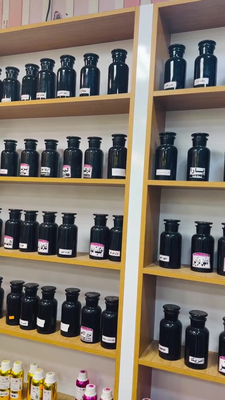 السلام عليكم علب عرض عطور
للبيع العدد94 قطعه سواد خفيف ضد الضوء الشمس وترهم عرض وترهم علب تخمير 
واتساب ***********
