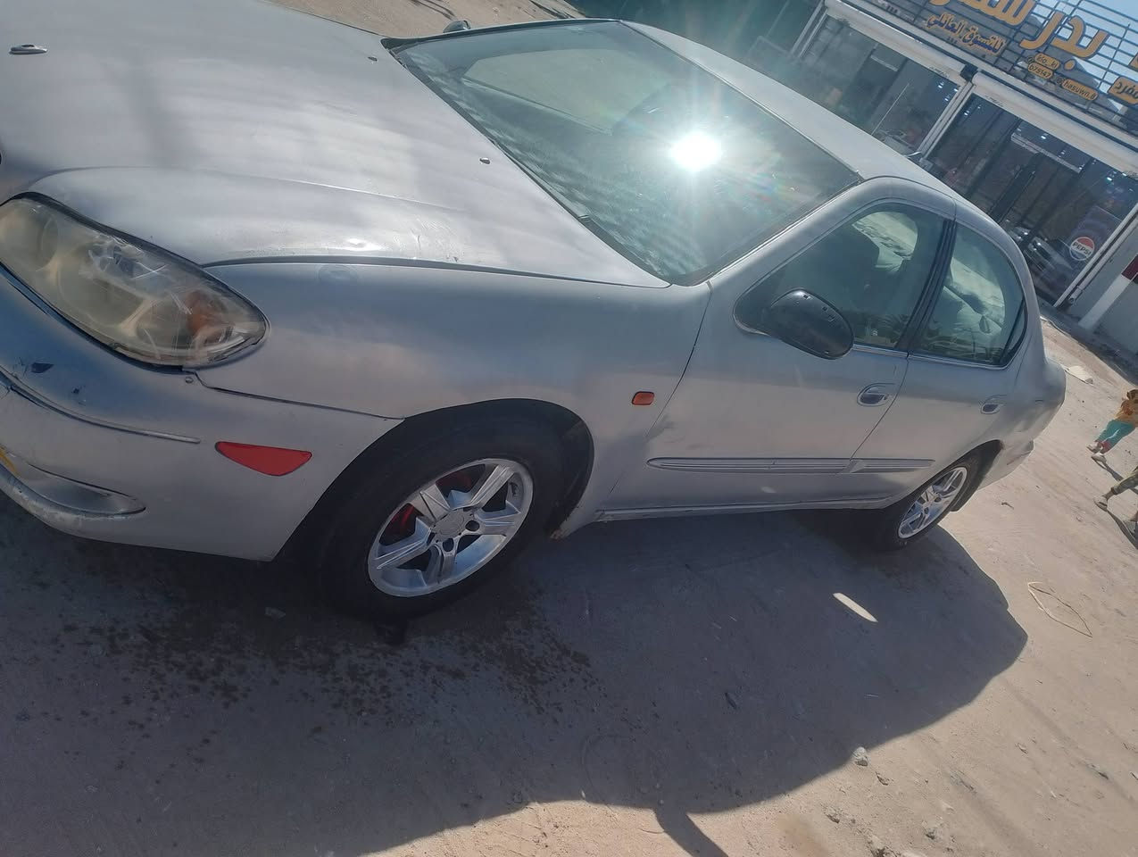 السلام عليكم سياره نيسان مكزمه مديل 2000 مكفوله كصه ونغل وضربه رقم نكليزي مخصصين لها  دواخل جيس كير ومكينه بلد جدد تخم تاير جدد حداديه جديده السعر 37مكاني البصره الزبير رقم الهاتف ***********
