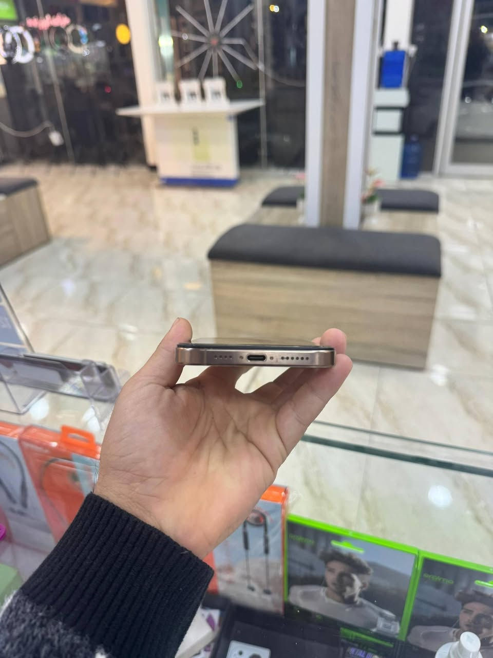 ايفون  16 برو ماكس مبدل شاشه وسط بطاريه 84 او مكاني كربلاء قرب مول الباقر السعر ٨٥٠ او بي مجال قليل ***********
