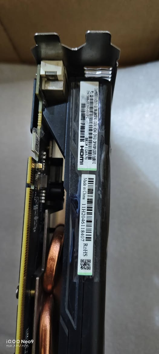 السلام عليكم خوان نطونة سعر بي 
          كلشي موضح كدامك جميع تافصيل

للبيع: كرت شاشة Sapphire Radeon RX 580 2048SP
​المواصفات والتفاصيل:
​الماركة: Sapphire (النسخة الأصلية الموثوقة).
​الموديل: Radeon RX 580 2048SP.
​الذاكرة: 8GB GDDR5.
​المنافذ: يحتوي على منفذ DP، منفذ HDMI، ومنفذ DVI-D.
​الطاقة: يحتاج إلى وصلة 8-pin (يفضل مزود طاقة 500 وات حقيقي أو أكثر).
​الحالة: الكرت شغال ونظيف جداً، والحرارة ممتازة (65-68 درجة تحت الضغط) كما موضح في صور الفحص.
​ملاحظة تقنية للمشتري:
الكرت يقرأ في بعض البرامج (مثل الـ OSD في الألعاب) على أنه RTX 3050 بسبب Bios معدل، لكن الأداء الفعلي والتعريفات هي لكرت AMD Radeon RX 580. الكرت يقدم أداء ممتاز جداً في ألعاب مثل PUBG، GTA V، و Call of Duty على إعدادات عالية
الفحص: الكرت مفحوص ومجرب وبالضمان التشغيلي.


**إذا كنت صاحب هذا الإعلان وتريد حذفه لأي سبب، رجاءا أرسل رسالة إلى الدعم الفني**