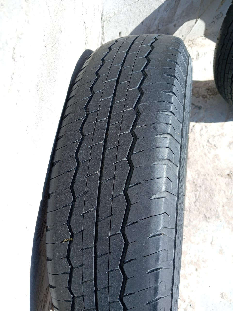 سلام عليكم تخم تاير دلوب للبيع نضافه 80 بالميه بس واحد بيه ركعه نتاج نهايه ال 24 سعر 220وبيهن  مجال قليل رقم تلفوني ***********
