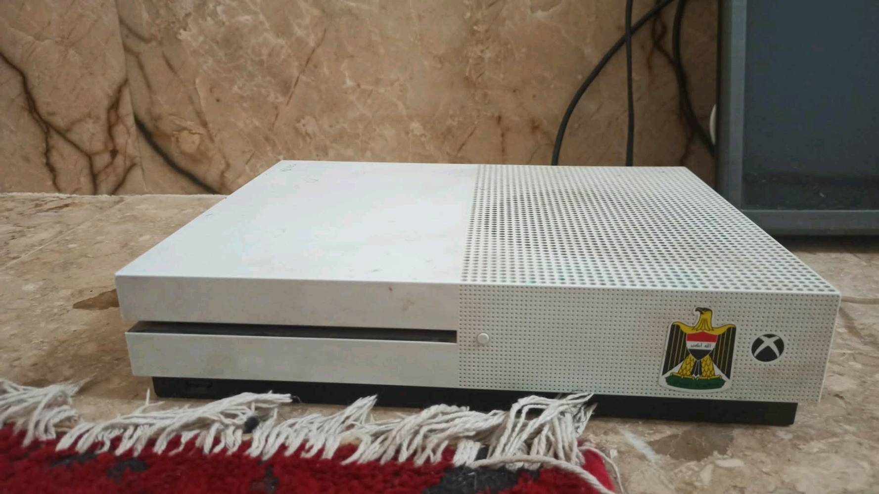 إكس بوكس وان اس ذاكره 500 و نضيف كلش و مرتب ويا جوستك واحد ما مفتوح سعره 175 ويا دركسون هديه تواصل ***********