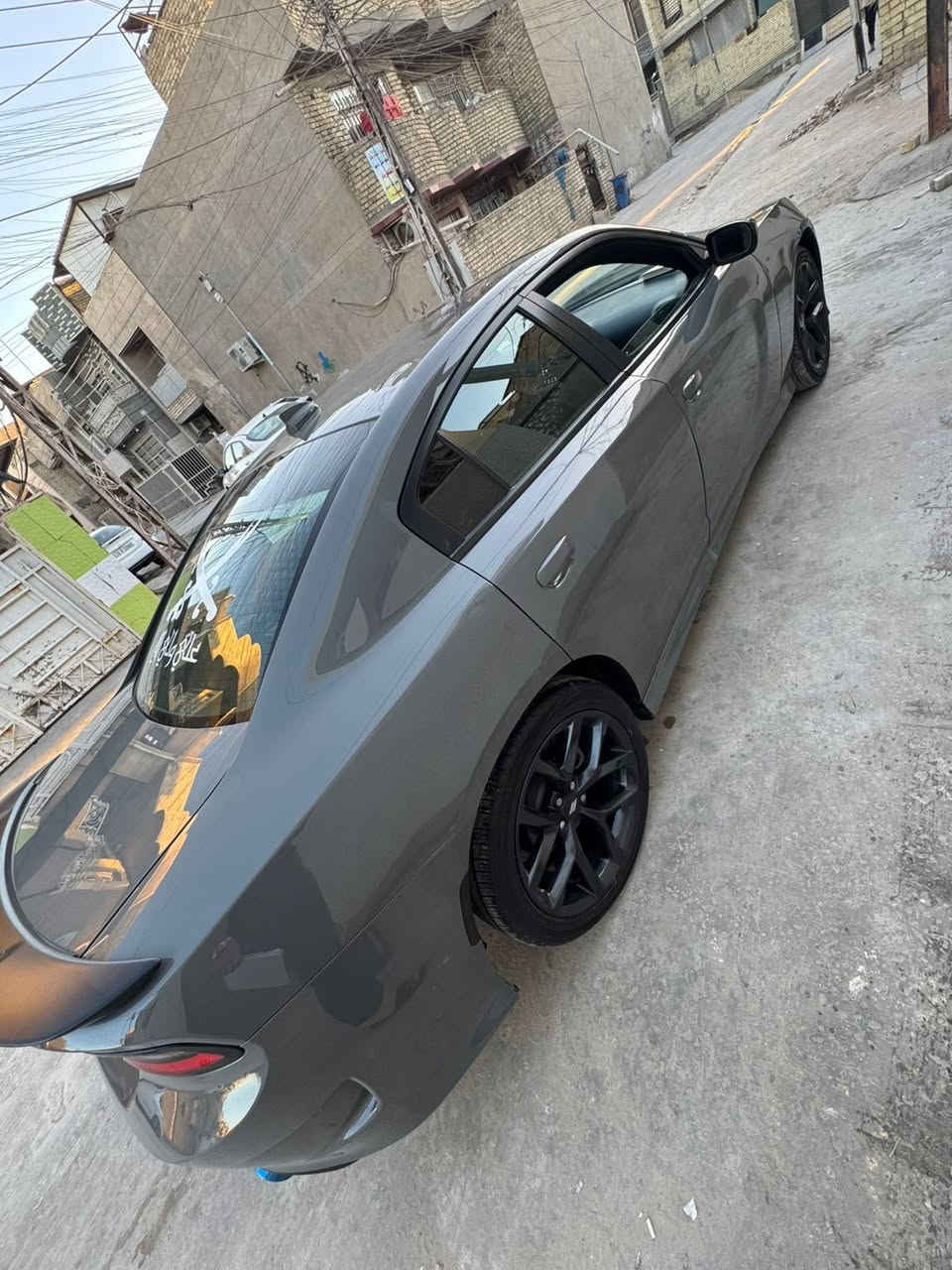 للبيع: دودج تشارجر 2023 SXT (محدثة GT) - بسعر مغرٍ!
فرصة رائعة لامتلاك سيارة دودج تشارجر 2023 بمظهر الـ GTالرياضي الجذاب، وبسعر ممتاز مراعياً للملاحظات الموجودة. السيارة بحالة جيدة جداً من الداخل والمحرك، وممشاها قليل.

التفاصيل الأساسية:
 • النوع والموديل: دودج تشارجر SXT، موديل 2023.
 • التحديث: تم تحديث الشكل الخارجي بالكامل إلى فئة GT.
 • المسافة المقطوعة (الممشى): 18,000 كيلومتر فقط (قابل للزيادة الطفيفة).
 • السعر المطلوب: 220 ورقة (21,500 دولار أمريكي)، قابل للتفاوض البسيط جداً بعد المعاينة.

حالة السيارة (بكل شفافية):
تم فحص السيارة في مركز المندلاوي، والتقرير مرفق للإطلاع على جميع التفاصيل. الملاحظات الرئيسية هي:
 • صبغ وفتح: الصدام الأمامي والخلفي، والجاملغ الأمامي الأيمن (مفتوح + صبغ).
 • تعديل: تعديل بسيط في بداية الشاصي الأمامي الأيمن (كما هو موضح بالتقرير).
 • ملاحظات أخرى: وجود بعض الرجعات والشخوط المتكحلة في أجزاء متفرقة، وتكمات داخلية بسيطة.
 • المحرك والكير والتبريد: ممتازة وبحالة الوكالة (شرط الفحص).
السيارة جاهزة للاستخدام اليومي، ومناسبة جداً لمن يبحث عن موديل حديث بسعر اقتصادي ويتقبل وجود الملاحظات المذكورة.

للتواصل والمعاينة:
 • رقم الهاتف: *********** (اتصال أو واتساب).
