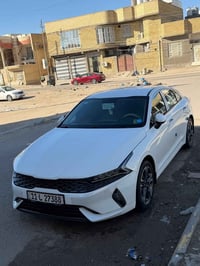 للبيع كيا K5 2023 لون ابيض   الممشى 47 ألف كم  خليجي وكالة  / كفالة عا...