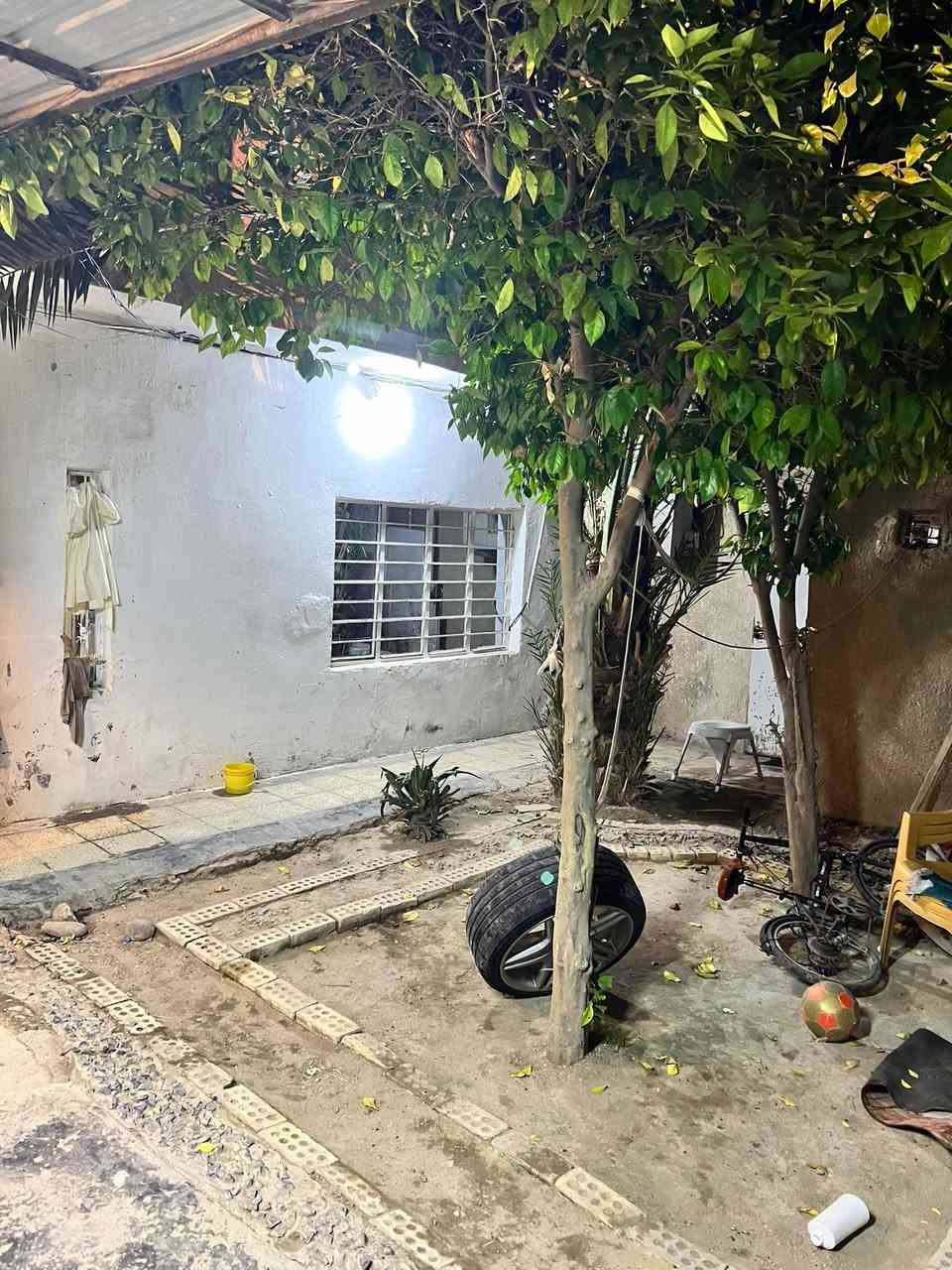 السلام عليكم بيت في بغداد ابو غريب النصر والسلام ركن على شارعين مساحه ٢٢٠ متر طابقين الطابق الأول يحتوي على استقبال كبيره وهول وحولي ومطبخ كبير بارد ومطبخ زغير حار  وحمام داخلي وتواليت 
وكراج كبير يأخذ سياره وحديقة و وتواليت خارجيه ومنور 
البيت ترميم درجه اولا سيراميك وتغليف كل الطابق الأرضي تغليف درجه اولا اناره حديثه يعني ترميم مال اعتناء الاستقبال ديكورات حديثه 
الطابق الثاني ٤ غرف وحولي سطح كبير جاهزات ابياض وسيراميك جاهز الطابق الثاني بس الحمام يرادله لمسات اخيره البيت يخبل باسمي اريد مراوس ويه دونم وبي بيت 🏠 بس الدونم يتحول *********** ابو طه
