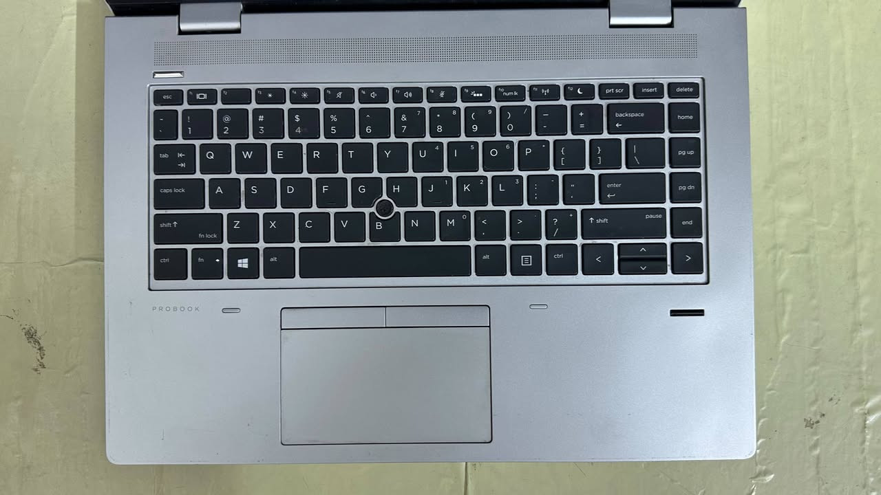 لابتوب HP معالج رايزن 7
Hp probook 645 G4

Ryzen 7 pro 2700u 
معالج رايزن 7 برو فئة 2700

انتبه المعالج رايزن يعني اجياله تختلف عن انتل
هذا المعالج ادائه مقارب للكور اي 5 جيل عاشر وكور اي 7 جيل سابع
الرايزن يكون مناسب أكثر لان كارت الشاشة الداخلي مالته اقوى يكدر يتحمل العاب

16Gb ddr4
رامات 16 كيكا ddr4

m.2 ssd 256Gb (samsung)
+++ Hdd 466Gb (toshiba)
تخزين اس اس دي 256 كيكا  نوع m.2
زائد هارد عادي 466 كيكا
يعني مجموع 700 كيكا تقريبا

كارت شاشة vega 10

يكدر يشغل العاب متوسطة مثل كراند وكاونتر سترايك وفورتنايت 

بطاريته متوسطة
بيه بصمة اصبع
وكاميرا
و 3 منافذ USB
و منفذ HDMI + VGA
وتايب سي
ومدخل sd card

عيوب بسيطة جدا في الغلاف الخارجي للابتوب والشاحنة موضحة بالصور
مامأثرة ابدا على الاداء

تحب انصبلك ويندوز ١١ او ١٠ بكيفك

السعر 425 الف بيه مجال قليل

بغداد حي اور متوفر توصيل
***********
