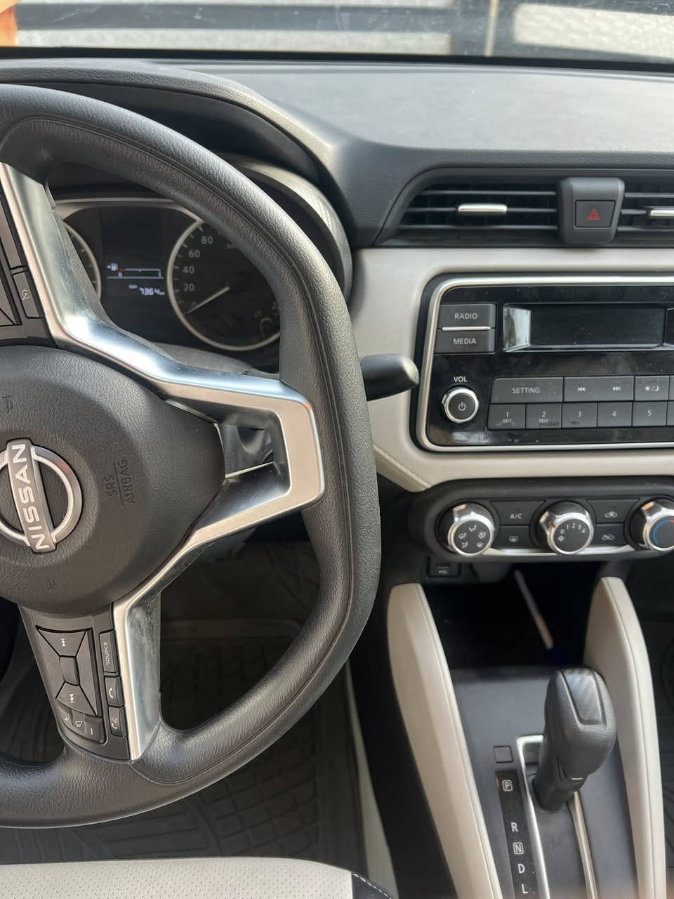 السلام عليكم سني نيسان مكسيكي موديل 24 محرك 1600 ماشيه 7000 بعدهه زيرو مال بيت كشنات جلد للاتصال ***********
