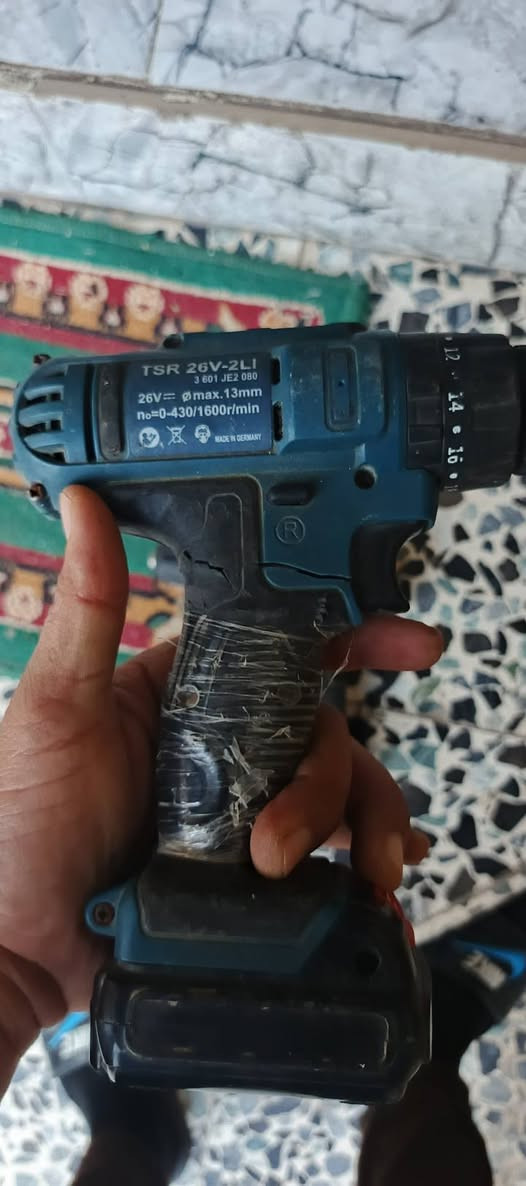 السلام عليكم  
ادرينات شحن للبيع بدون شواحن  واحد مكسور ابيعهن شلعه مماني عماره حي العسكري ***********
