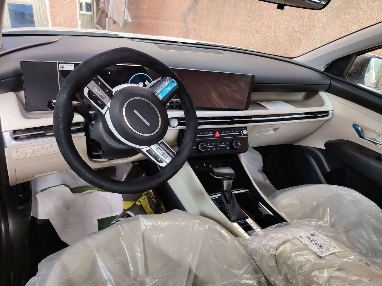 سلام عليكم عندي توسان موديل 2025 ماشيه 14 مكفوله كفاله عامه فول ما عده البانوراما السعر 232 وبيها مجال المكان الحسينيه مال راشديه رقم الهاتف ***********
