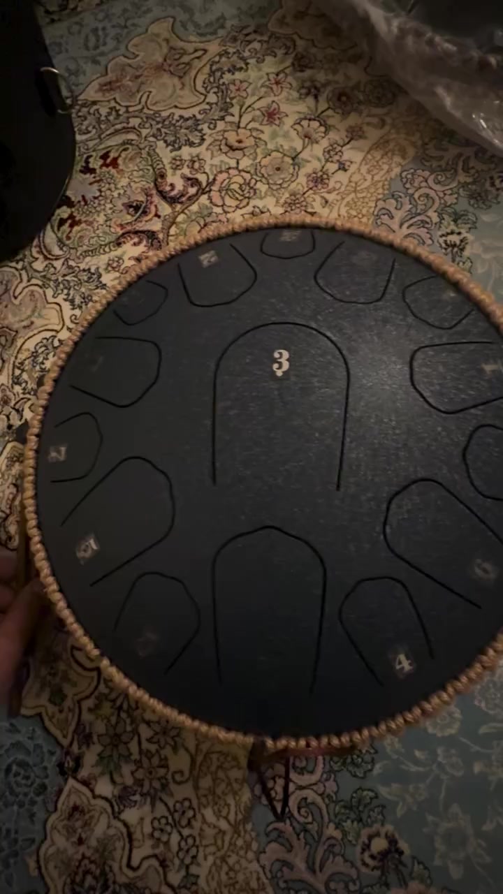 هو طبل لسان فولاذي (Steel Tongue Drum)، ويسمّوه همين هاند بان صغير أو طبلة تأمل.

🔹 شنو هو؟

آلة موسيقية مصنوعة من معدن، بيها فتحات (ألسنة) مقطّعة بشكل معيّن، وكل فتحة تطلع نغمة مختلفة (مكتوب عليها أرقام حتى تعرف أي نغمة تعزف).

🔹 شلون ينعزف؟
 • تضربه بعصيان مطاطية (غالبًا تجي وياه).
 • أو تعزف بأصابعك.
 • صوته هادئ وناعم ومريح للأعصاب.

🔹 استخدامه:
 • للاسترخاء والتأمل 🧘‍♂️
 • للأطفال لتعليم الإيقاع
 • موسيقى هادئة بالبيت أو بالجلس

سعر وخذ


**إذا كنت صاحب هذا الإعلان وتريد حذفه لأي سبب، رجاءا أرسل رسالة إلى الدعم الفني**