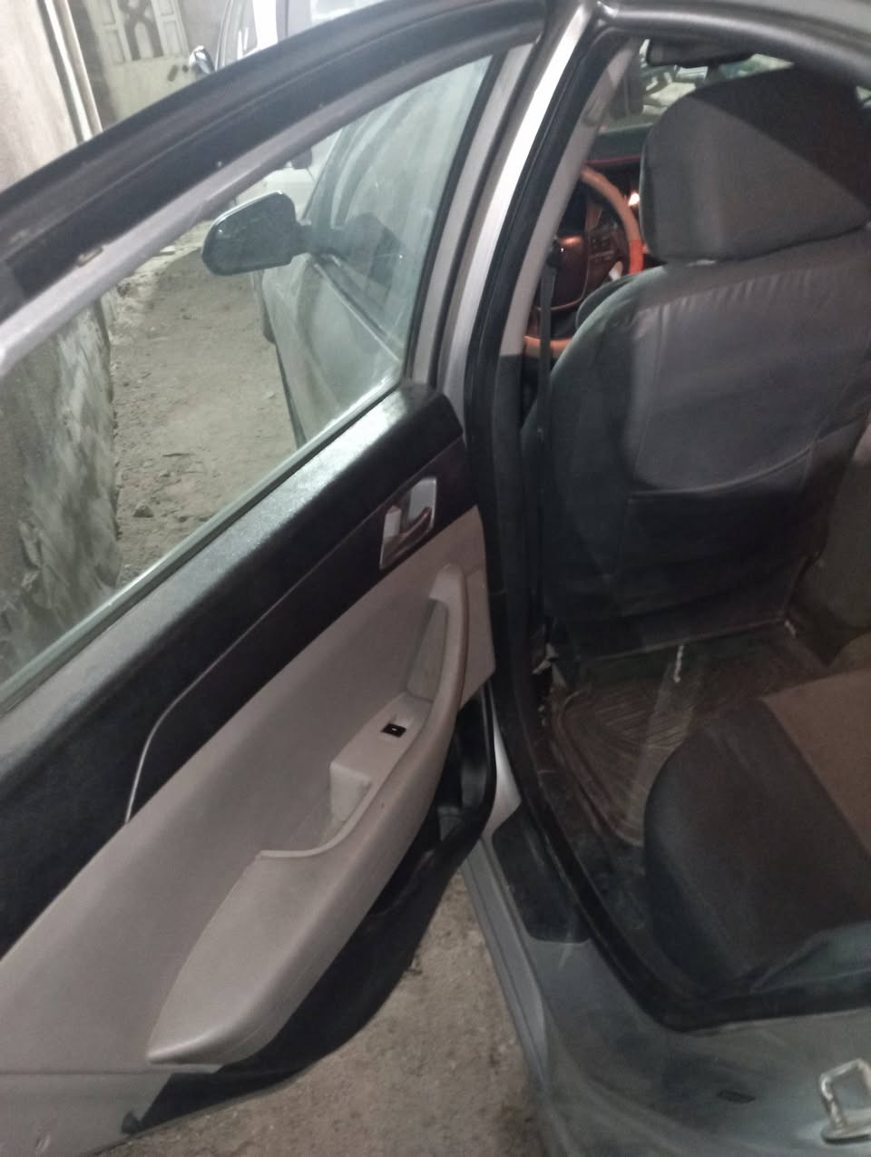 سلام عليكم
عندي سوناتا وارد امريكي 16كلين بدون حادث كير مكينه حداديه كلها تمام بأسمي السياره 
سنويه 2029 بيها صبغ كم قطعه 
العنوان البصره 5ميل الكندي
رقم الهاتف/***********
السعر 125$ وبيها مجال للشراي
