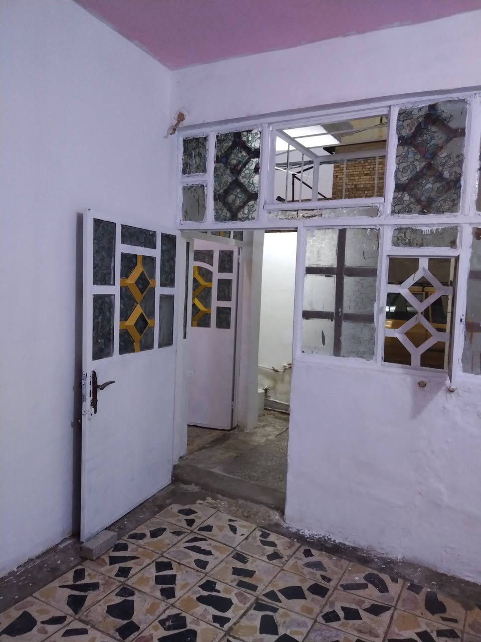 بيت مساحته 100 متر مربع حي السفير فرع أفران علي الهادي  للاستفسار ***********
