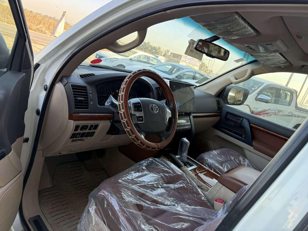 السلام عليكم
لاندكروز 2014 
المواصفات 
فتحة 
6 سلندر 
شاشة حجم كبير 
داخل احمر 
8 ايرباك 
معروفة مواصفات 
السعر 390 
للاستفسار 
‭0770 534 0517‬
