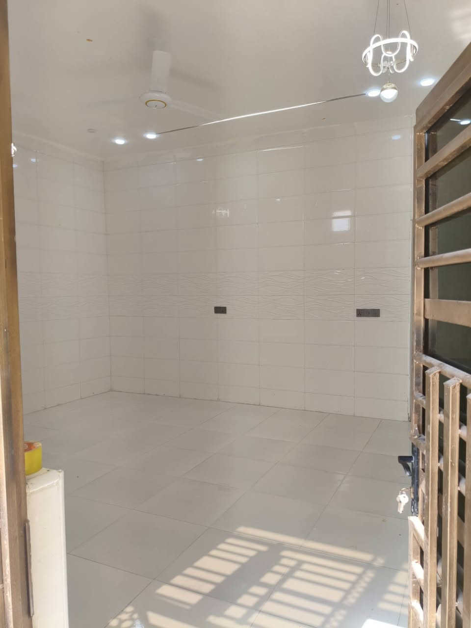 سلام عليكم دار سكن للبيع
البصره ابو خصيب حي العسكري قرب محكمه 
مساحته البيت 300متر يحتوي البيت عله 3غرف نوم وصالتين وصحيات خارجيه وداخليه وديون مساحته 10متر كراج يتسع إلى سيارتين بي حديقه سعر البيت 130مليون وبيومجال استفسار ***********
