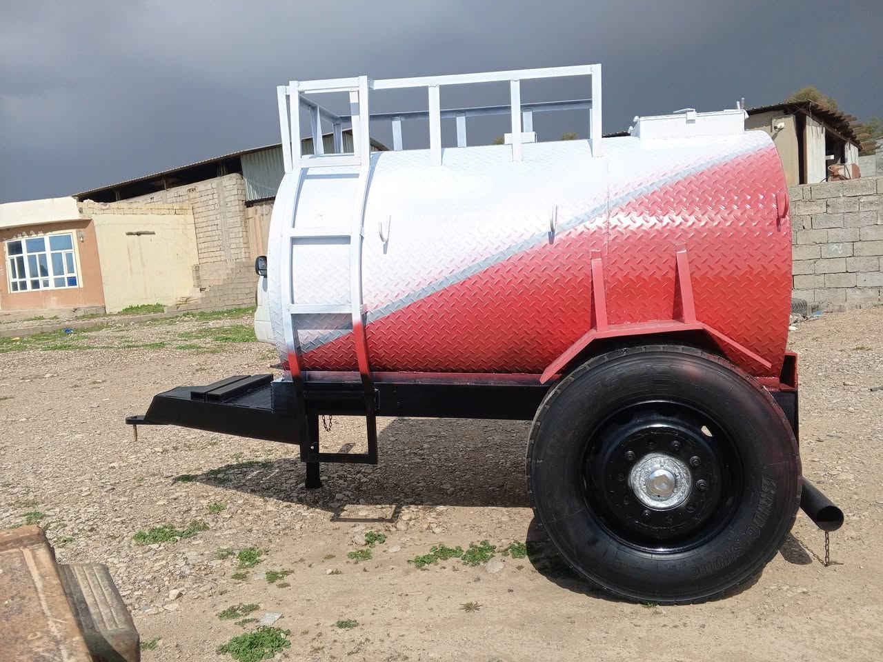 مقطورە حدید درجه اولى
دنكير تريله تاير 22 ونص شاصي بلادي 
15برمیــل  حسب طلب
المكان طوز خورماتو. طریق كركوك بغداد .قرب المطعم جنة العراق.
للاتصال على الرقم
*********** اتصال او واتساب
توجد خدمات توصيل لكافه المحافظات عروضنا مميزه واسعارنا مناسبه
