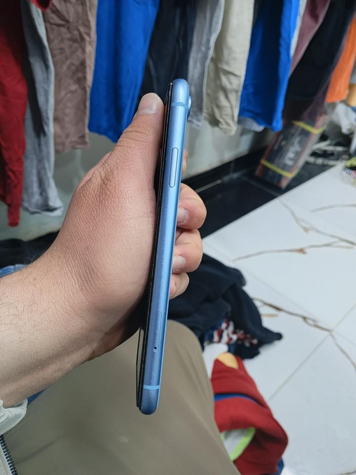 ايفون xR نضيف ما داخل صيانه ابد وتر بروف
جهاز ذاكره ٦٤ 
بطارية ٧٧ بلادي 
السعر ١٨٥ الف وبيه مجال 
*********** واتساب
