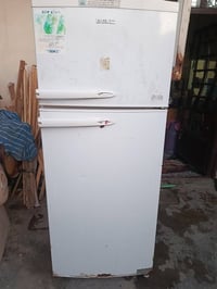 ثلاجة • شغالة • مكسورة