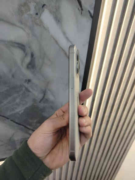 السلام عليكم ايفون 15 pro max ذاكره 256/بطاريه 90/ZAدبل سيم كارت /كارتونه وملحقاته كامله الله يشهد الجهاز نظيف بمعنى الكلمه  مكفول من الشخط مامبدل بي اي قطعه ولا مفتوح وين ميعجبك تفحص السعر 1150 وبي مجال عنواني نجف. ***********
