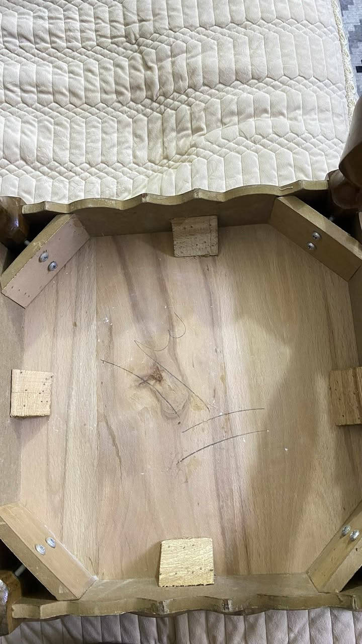 السلام عليكم طاولات عدد اربع صغار وطاولة وسطية صاج عراقي  تكمة للبيع للأستفسار عن السعر خاص


**إذا كنت صاحب هذا الإعلان وتريد حذفه لأي سبب، رجاءا أرسل رسالة إلى الدعم الفني**