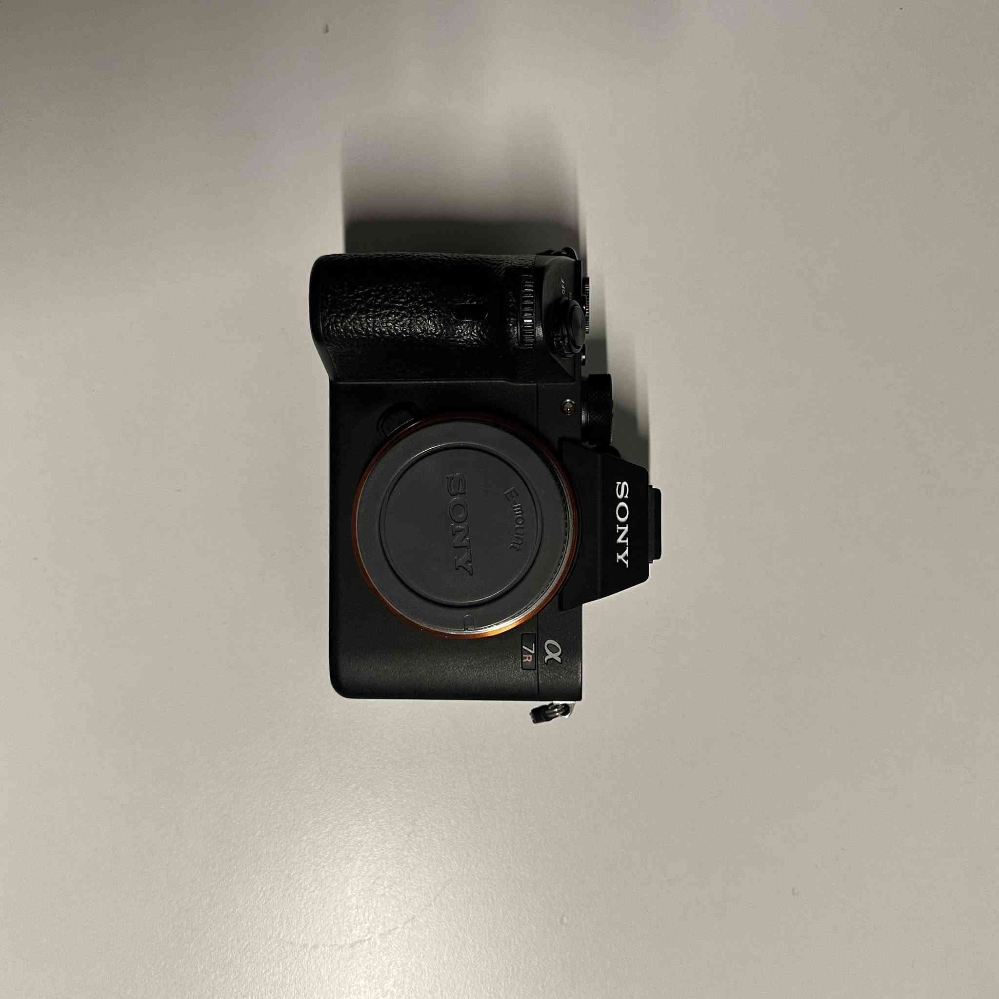 سلام عليكم 
كاميرا سوني a7r3 فول نضافه شترها 24k
العدسه16-35 جي ماستر f2.8  
الكامرا سعرها 1300$
والعدسه سعرها 950$
وبيهن مجال
***********مكاني بغداد
