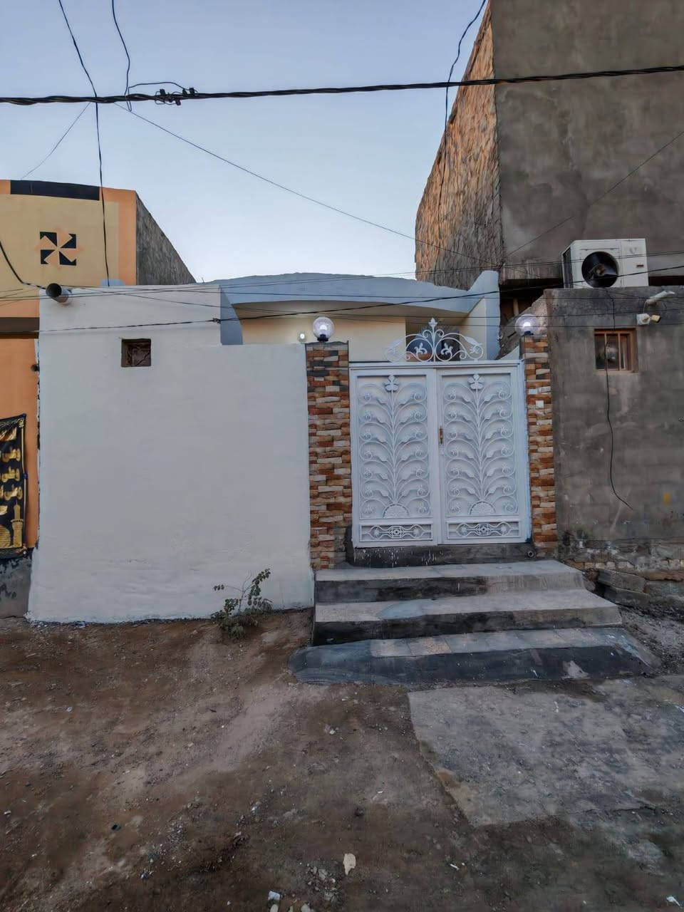 السلام عليكم بيت بالبراكيه شارع المطار القديم الفرع الي مقابل صيدلية المطار البناء صب كونكريت اساس +سقف  كونكريت.. والبناءبلوك درجة أولى شبيه الطفيلي العنوان سابقا صيدليه المطار حاليا صيدليه صفا عبد الرضا الرماحي *********** والسعر خاص
