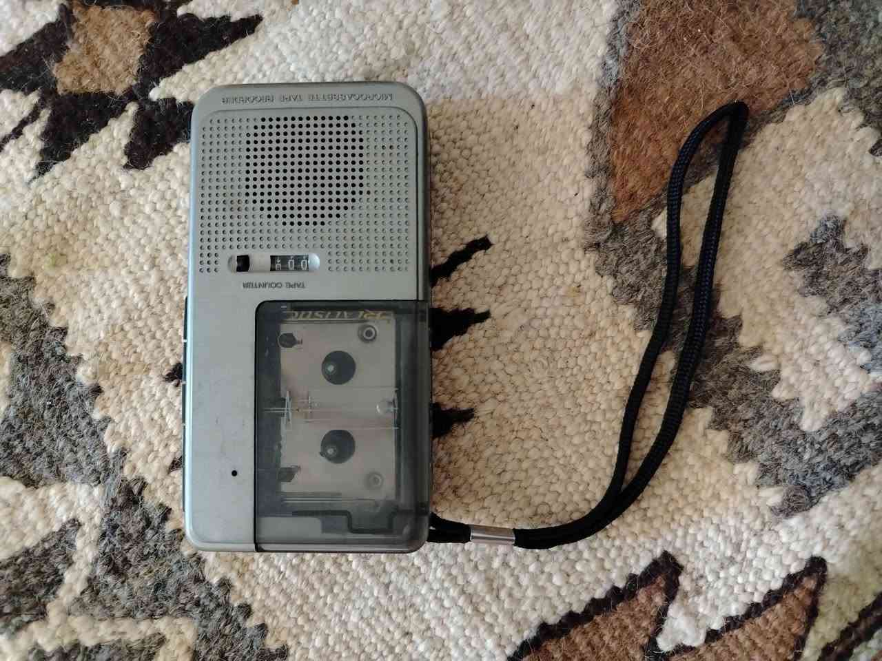 للبيع مسجل بحجم صغير شغال فول نضافه 100/100ممتاز  بحاله جيده يعني قطعه نادرة اليريده يتصل ***********
