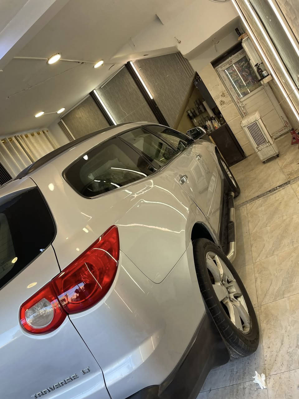 السلام عليكم ترافرس ٢٠٠٩ خليجي فول مواصفات
بأسمي السيارة على وضعها البلادي كشنات جلد تدفئة فتحتين سقف  تحكمات كشنات وستيرن تبريد شغال ثلج  بيها طخات ترجع ع البارد 
سعرها ٨٧ ورقة بيها مجال للشراي تجي تشوفها ع راحتك مكاني بغداد وهذا رقمي ***********
