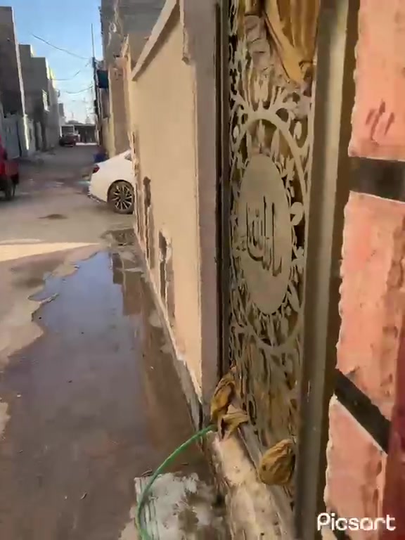 السلام عليكم ورحمة الله وبركاته '،
متوفر دار مساحة ١٠٠متر طابق واحد سند ٢٥ حق التصرف 

العنوان بغداد نهاية الشرطة الخامسة الدوانم شارع الرباط*
متوفر كافة الخدمات ماء وكهرباء وتبليط،
السعر ٤٠ وبي مجال بسيط 
ْ↙️ملاحظة يباع فقط نقد 
***********
***********
