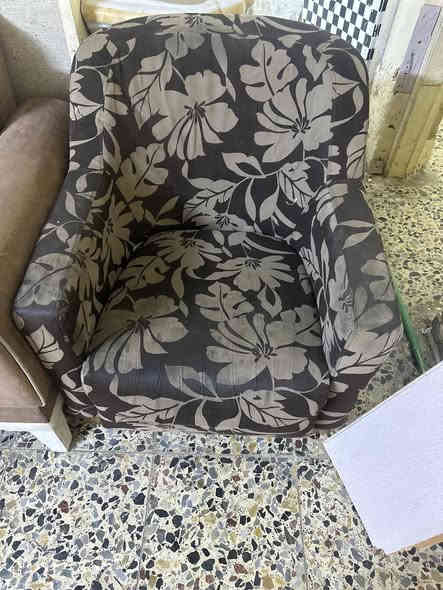 السلام عليكم تخم قنفات تركي ماركه الصدف نضام سرير ومخزن 8مقاعد السعر 300بي مجال مع غراض حلاقه كراسي 2ينرادلهن بس دوشمه ومرايات عدد 2مع 2جانبيات مع باترينه السعر 250بيهن مجال واضافه الى ميز طعام بدون كراسي السعر 40بي مجال الاستفسار خاص او على الرقم ***********
