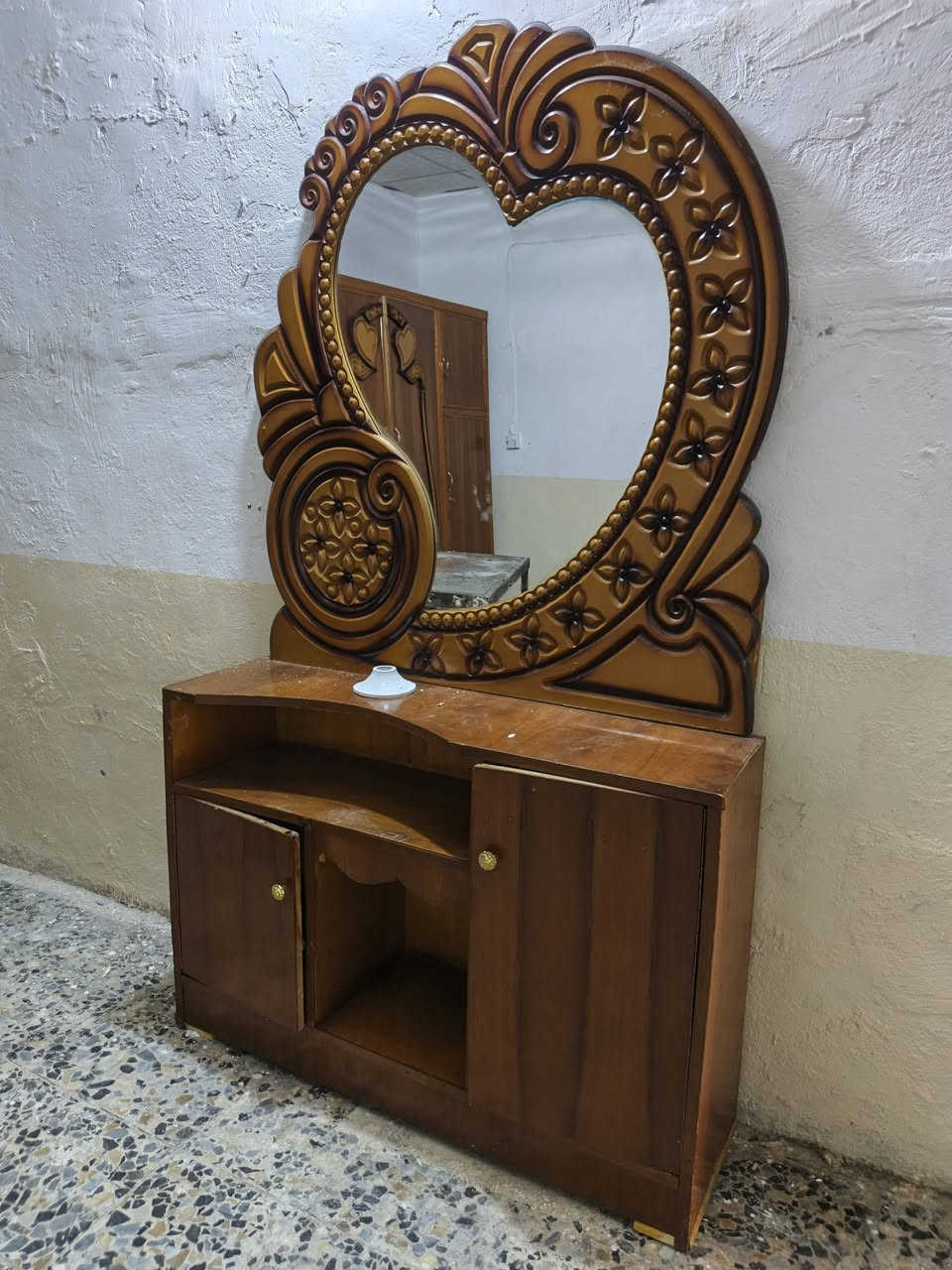 سلام عليكم غرفة اخشاب جديدة للبيع السعر 550 وبيهة مجال بلزعفرانية ***********
