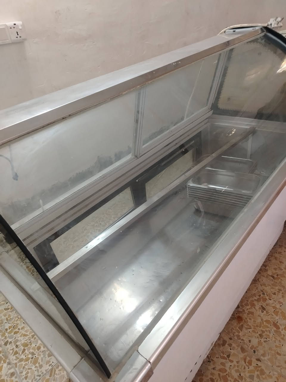 السلام عليكم برادات عمودي عدد ٢ براد مقبلات ميوزه عدد ٢ المنيوم وميز واحد خشب عنوان كربلاء قرب قنطرة السلام *********** اتصل وبيك خير ودلل
