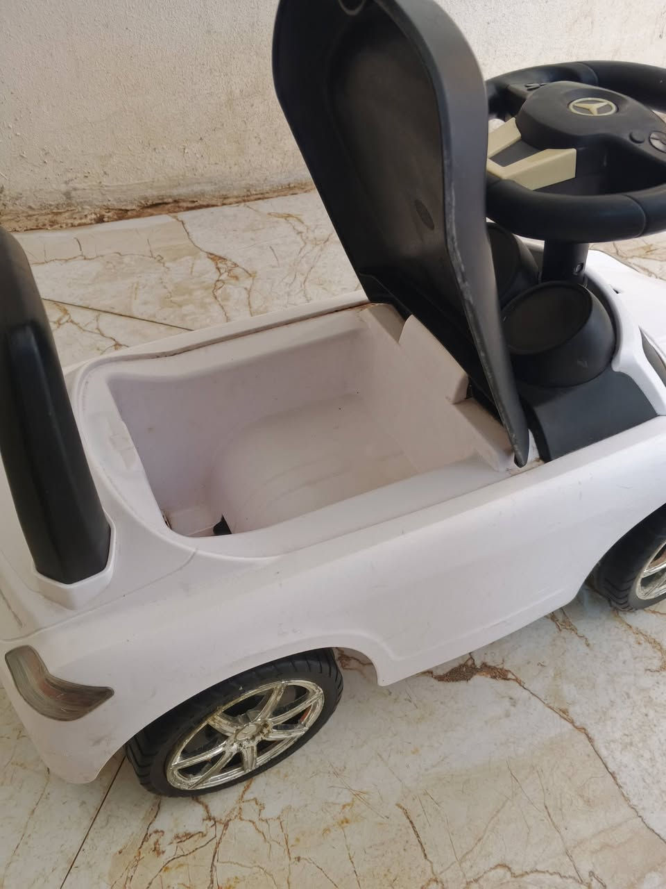 سيارة اطفال للبيع مرسيدس بيها صندوك تحت الكشن   السعر 15الف (***********)

