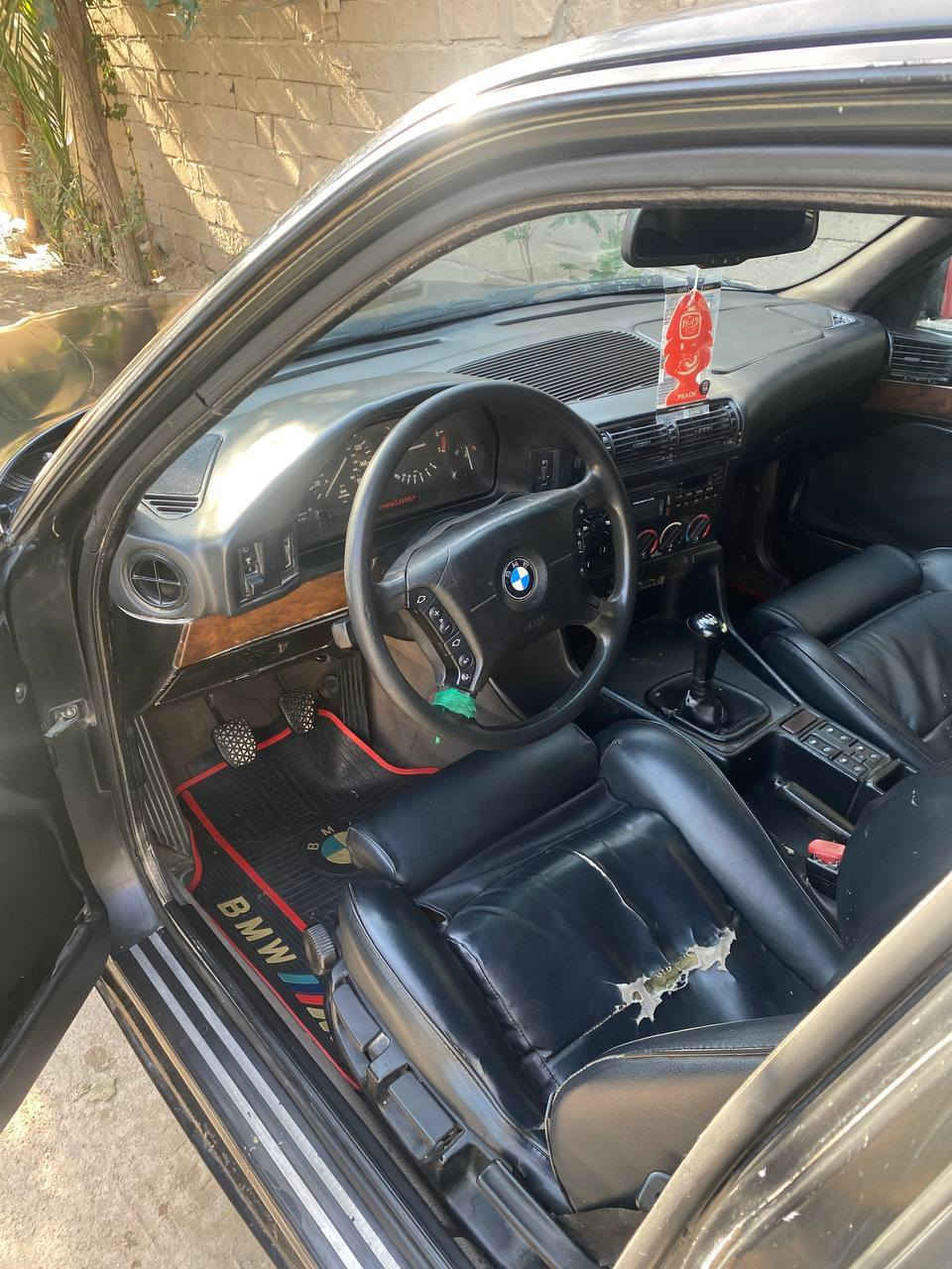 525 مسكر فانوس كير عادي 
مديل 1990
كشنات m جلد اسود
جام كهرباء الخلفيات وحده واكفه
تخم ويل خليه وتاير جديد 
فتحة سقف
رقم بغداد بأسمي مشروع وطني
حداديه قبل اسبوع شديت وره وكدام
جارده جنطه وقماره 
نقصه دعاميه وكمبريسر تبريد
بيه رنكات
مكاني ناصريه
السعر 41 وبيه مجال 
***********
