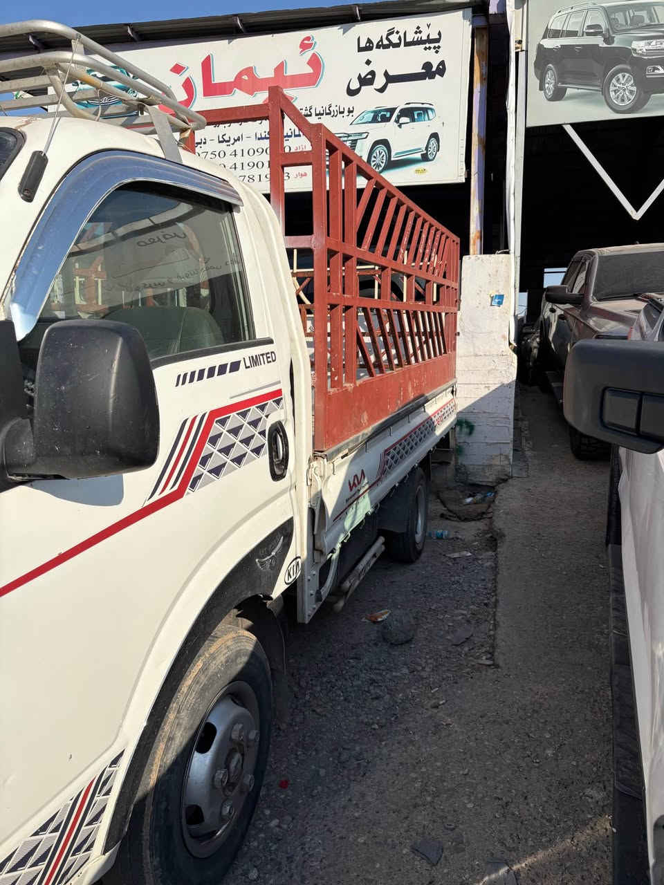کیا ٤٠٠٠ بعیرە
٢٠٠٦
منەفس دگەل
بێ تشتەک
مەکینە دیکل یا تێدا
سیارە محجل کریە
سعر ٧٢ پچەک مەجال
***********
———————————————————————
كيا ٤٠٠٠ بعيرة
٢٠٠٦
منفيس
بدون أي شيء 
مكينة بيها شوي دخان
محجل
سعر ٧٢ شوي مجال

***********.  کورەک + واتساب زاخو, دهوك
