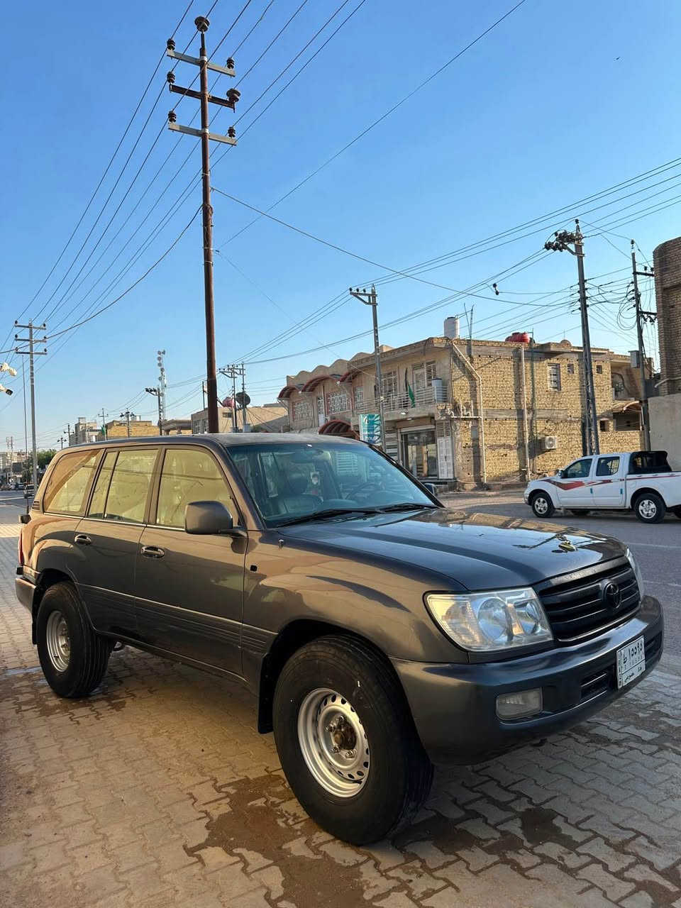 سلام عليكم 
لاندكروز vxr موديل 2005 مكينه 8 سلندر كير اوتو سياره نضيفه كلش بيهه صبغ جاملغ امامي وبنيد بدون ضربه وبيه صبغ على كد الخطه حداديه جديده مكينه كير كفاله فور ويل شغال ستيرن كهرباء كشنات كهرباء فتحه السياره سعرهه 160 وبيه مجال كلش قليل اي استفسار  ***********وعندي فيدوهات وصور قبل صبغ الخط عمارة, ميسان
