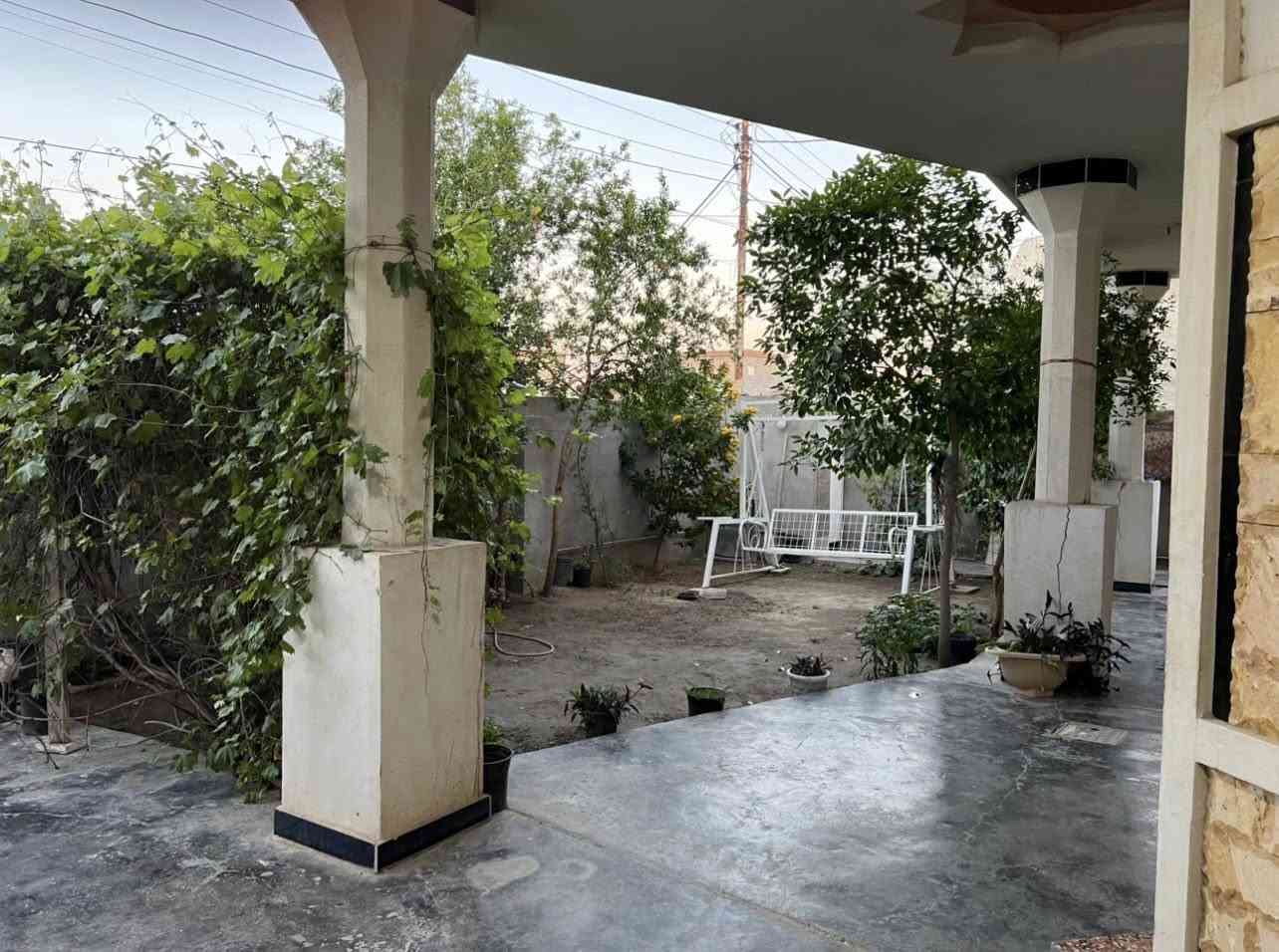 🏠 دار سكنية مميزة للبيع في بغداد / التاجي 🏠
الموقع: بغداد - التاجي - قرية عواد الحسين.
📍 المميزات الجغرافية: موقع ممتاز جداً وقريب من السوق وقريب من المدارس (الابتدائية، المتوسطة، والإعدادية).
📐 تفاصيل المساحة والملكية:
 المساحة الكلية: 310 متر مربع. 
طابو صرف (سند جاهز للتحويل مباشرة).
🛏️ التصميم الداخلي والتقسيم
 غرف النوم: يحتوي على 3 غرف نوم بمساحات كبيرة (4*4 متر) مُقسمة كالتالي:
 غرفتين نوم في الطابق الأرضي.
 غرفة نوم كبيرة في الطابق الثاني.
 الاستقبال والهول: صالة استقبال واسعة + هول داخلي.
 المطبخ: نظام حديث (مطبخ حار وبارد).
 الصحيات: حمام + (2) تواليت (واحد داخلي وواحد خارجي في الطرمة).
 الخارجية: طرمة واسعة تحتوي على كراج للسيارة + حديقة أمامية مميزة.
⚡ الخدمات والبنية التحتية (كاملة وجاهزة):
 الشارع مخدوم بالكامل (تبليط، أرصفة، وشبكة مجاري حديثة).
 متوفر ماء إساله صافي وكهرباء مستقرة.
 خدمة إنترنت ضوئي فائقة السرعة متوفرة في المنطقة. 
 ⭕️السعر بي مجال وجدا مناسب للاستفسار ع الصفحة او الرقم *********** واتساب  
⭕️ايضا توجد قطعة ارض للبيع بجانب المنزل مساحتهة 162 متر ونص
