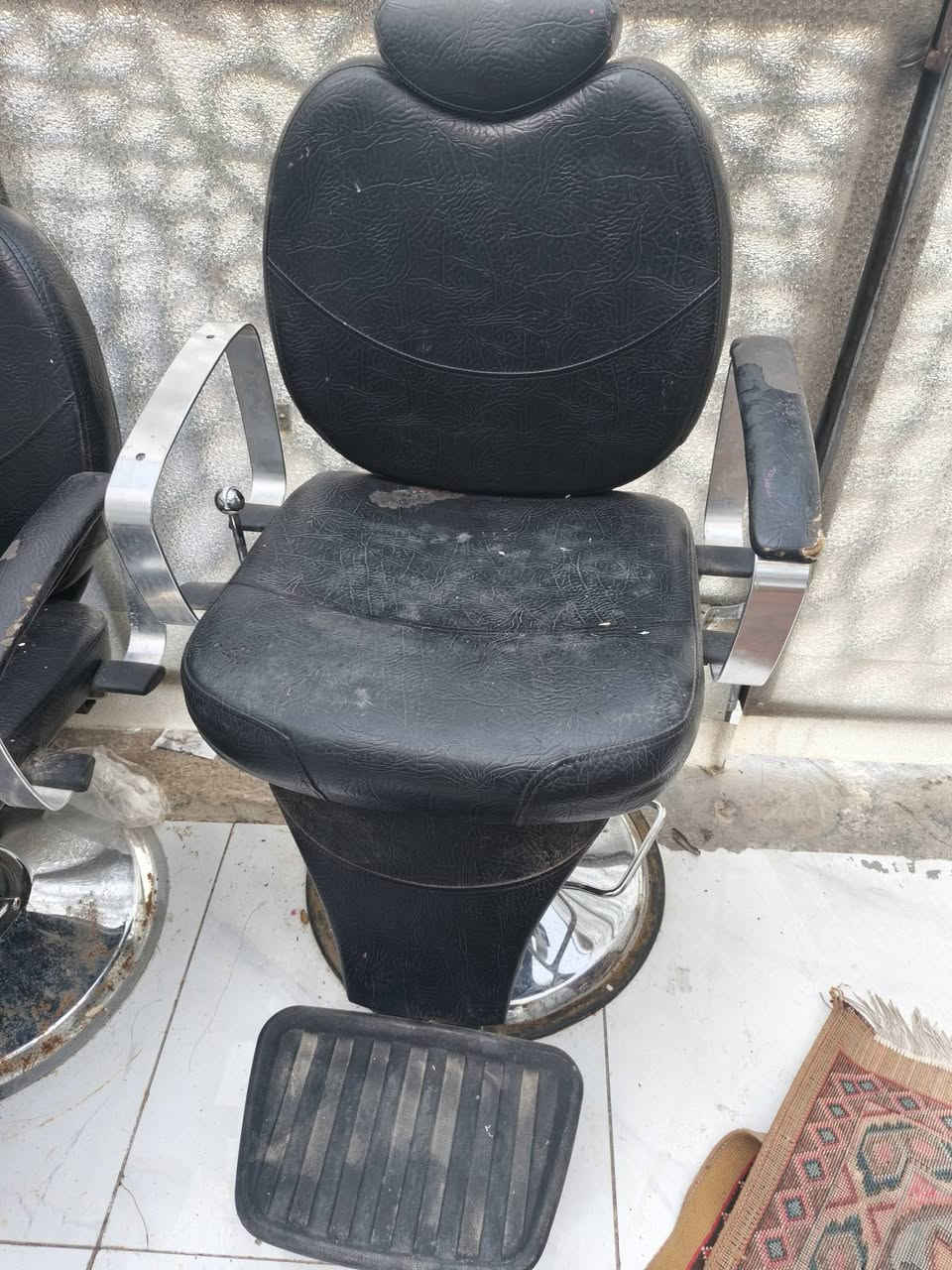 للبيع حلل وخذ كراسي ثنين ديكورات ثنين عربه إكسسوارات أربعه بخارية السعر مناسب مع مغسله شعر المكان الغزاليه شارع المشجر أسواق تركوازه ***********
