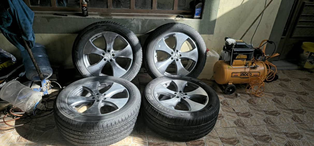 ويل مارسيدس اصلي جحم 20 مع اطارات حجم 285\50 حالة الوياله نظيف مستعمل قليل
مكان ديوانيه 

سعر 4 ورقات 

التواصل *********** واتساب
