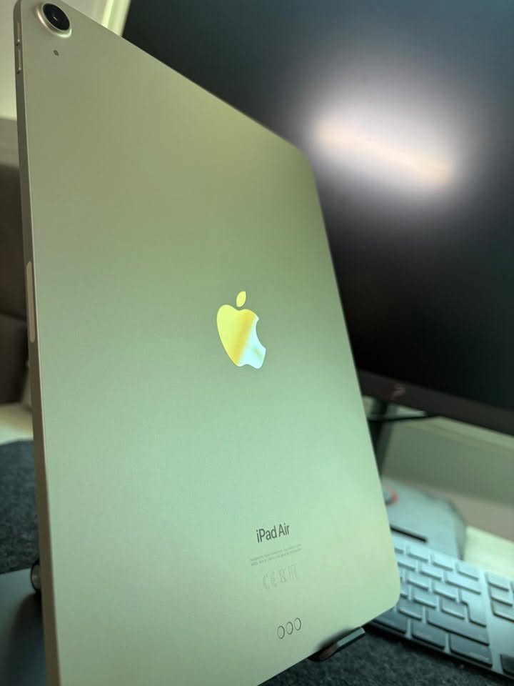 السلام عليكم ورحمة الله وبركاته 

ايباد اير 6 (iPad Air 6 M2) 
 11 انش
مساحة 512 جيجا
انشحن 12 مرة فقط  بطارية 100٪
مش مصلح ولا مغيرله اشي (وكالة حرفيًا)

الجهاز باعتبار جديد حرفيًا، تم استخدامه كم مرة فقط بعد التفعيل وظل غير مستخدم من وقتها.
ممكن نفحص الجهاز بكل تأكيد عند أي محل بناسب المشتري.

للبيع بسعر: ٣٥٩ دينار
للتواصل: 0799892246


**إذا كنت صاحب هذا الإعلان وتريد حذفه لأي سبب، رجاءا أرسل رسالة إلى الدعم الفني**