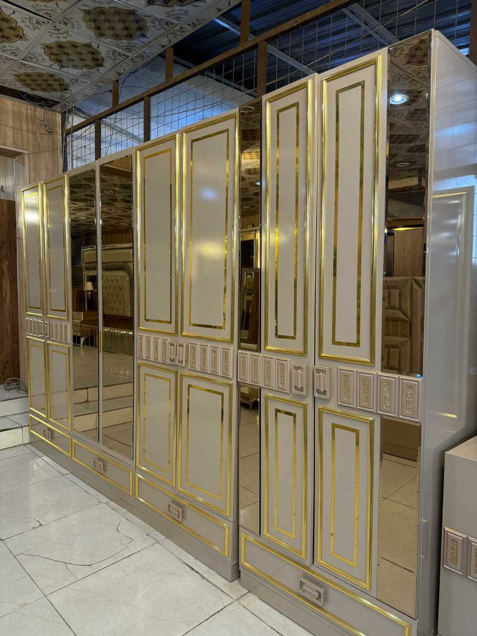 ✨ غرفة تركية  مودرن ✨
🚪 نظام أبواب 10 قطعه بروفايل فاخر
🛏️ سرير ضهر بلوك بمخزن عملي
🪞 جام برونزي أنيق
🧵 قماش وتر بروف أصلي سعره مليون و500
✨ نظافة 99💯
🚚 شد ونقل مجاني داخل بغداد
📦 توصيل للمحافظات بأسعار رمزية

📍الموقع بغداد الجديدة
📩 للاستفسار راسل خاص


**إذا كنت صاحب هذا الإعلان وتريد حذفه لأي سبب، رجاءا أرسل رسالة إلى الدعم الفني**